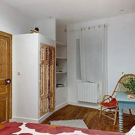 Les Hirondelles Du Marais B&B 리옴